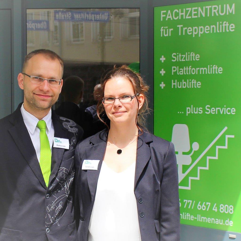 Mitarbeiter Markus und Sandra Lips vor Eingangsbereich am Fachzentrum für Treppenlifte - Ilmenau